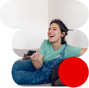 Joven disfrutando de su tarifa de fibra, móvil y TV de Lowi