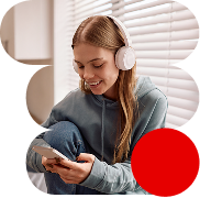 Una chica disfrutando de música gracias a la velocidad de su tarifa 5G  