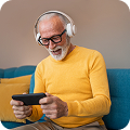 Hombre disfrutando de una serie en su teléfono con su tarifa de fibra, móvil y TV Hombre disfrutando de una serie en su teléfono con su tarifa de fibra, móvil y TV 