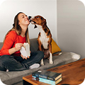 Una chica jugando con su perro