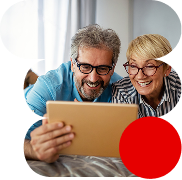 Una pareja disfrutando de su susripción a Prime con las tarifas de fibra, móvil y TV Lowi