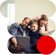 Familia disfrutando de una serie en su tablet tras contratar una tarifa de fibra, móvil y prime de Lowi