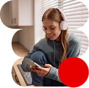 Una chica disfrutando Amazon Prime Music tras contratar fibra, móvil + Prime con Lowi