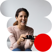 Mujer disfrutando de Prime Gaming incluido en su suscripción  