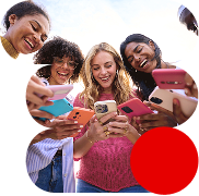 Un grupo de amigos compartiendo juntos contenido de sus teléfonos móviles