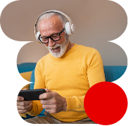Hombre disfrutando de una serie en su teléfono con su tarifa de fibra, móvil y Netflix 