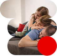 Un padre con sus dos hijos en el sofá disfrutando de Netflix con su tarifa de fibra, móvil y TV