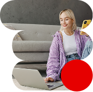 Joven utilizando su teléfono móvil y portátil al mismo tiempo gracias a la conexión ultra rápida de las tarifas de Lowi