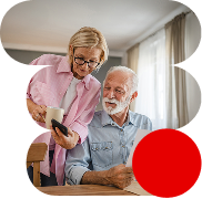 Una mujer mostrándole algo en el teléfono a un hombre