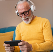 Hombre disfrutando de una serie en su teléfono con su tarifa móvil 