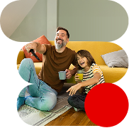 Padre e hijo disfrutando de una serie en su teléfono con su tarifa de fibra, móvil y TV