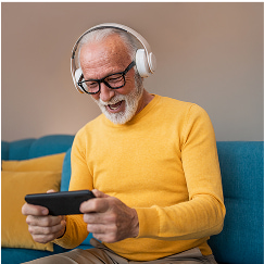 Hombre disfrutando de una serie en su teléfono con su tarifa de fibra