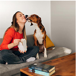 Hombre disfrutando de una serie en su teléfono con su tarifa de fibra