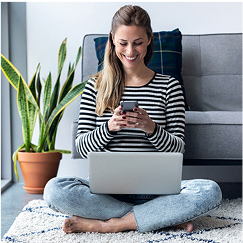 Hombre disfrutando de una serie en su teléfono con su tarifa de fibra