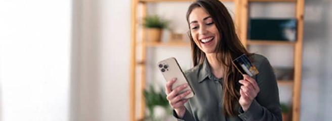chica con una tarjeta regalo