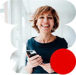 Una mujer sonriendo con un móvil