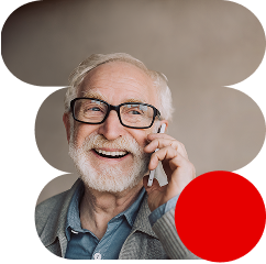 Un señor mayor hablando con su móvil
