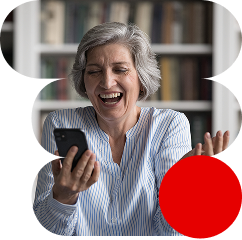 Una señora riendo mientras hace una videollamada