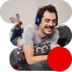 Un chico con sus cascos y su móvil