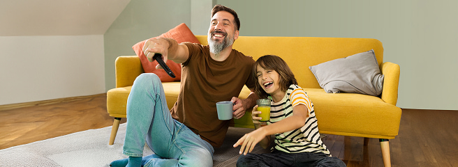 un padre con su hijo mirando la tele