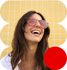 Chica con gafas de sol sonriendo