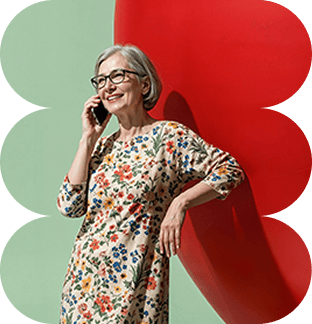Mujer con movil sonriendo